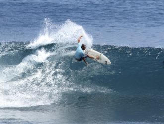 un surfeur sur une vague en Indonésie