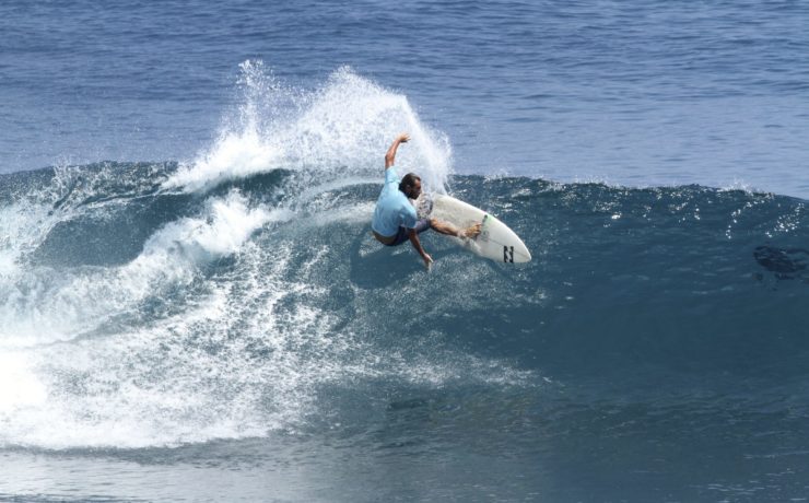 un surfeur sur une vague en Indonésie