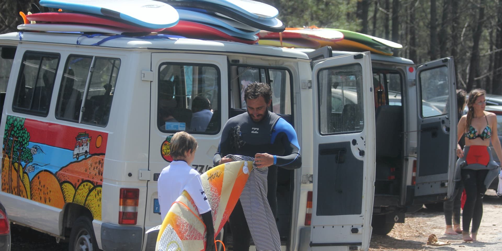 moniteurs de surf avec ses élèves devant le Magic bus