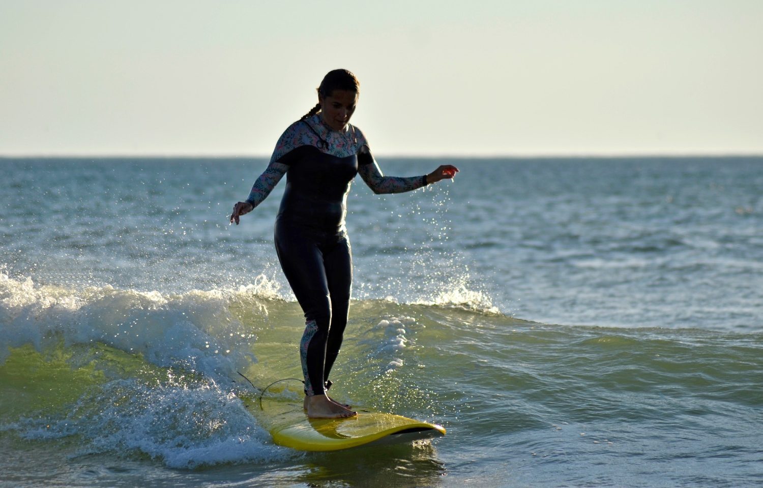 Une surfeuse dans un cours de Magic surf school