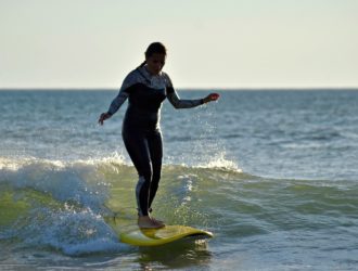 Une surfeuse dans un cours de Magic surf school