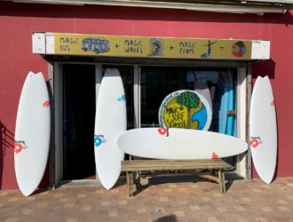 des planches de surf devant une ecole de surf à lacanau
