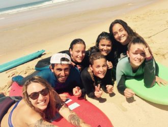 groupe de filles allongées sur les planches de surf à lacanau