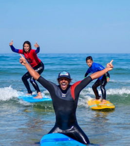 Adrien et ses stagiaires debout sur leurs planches de surf