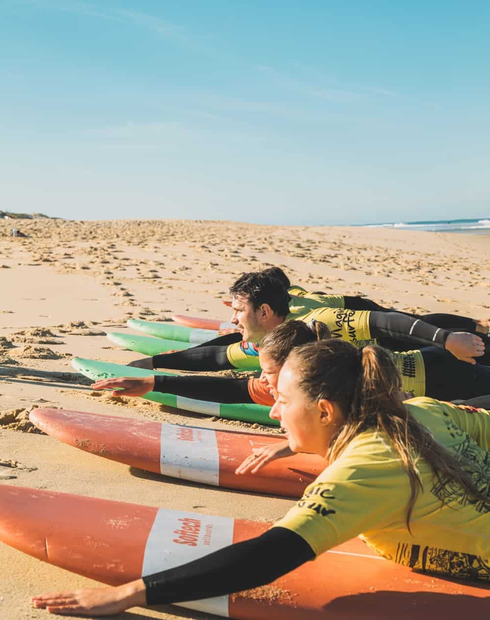 Stagiaires de Magic Surf School en plein cours de surf à Lacanau