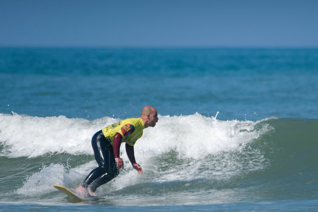 cours-surf-particulier-lacanau-2 Un surfeur débutant effectue un très beau virage en cours de surf particulier à Lacanau