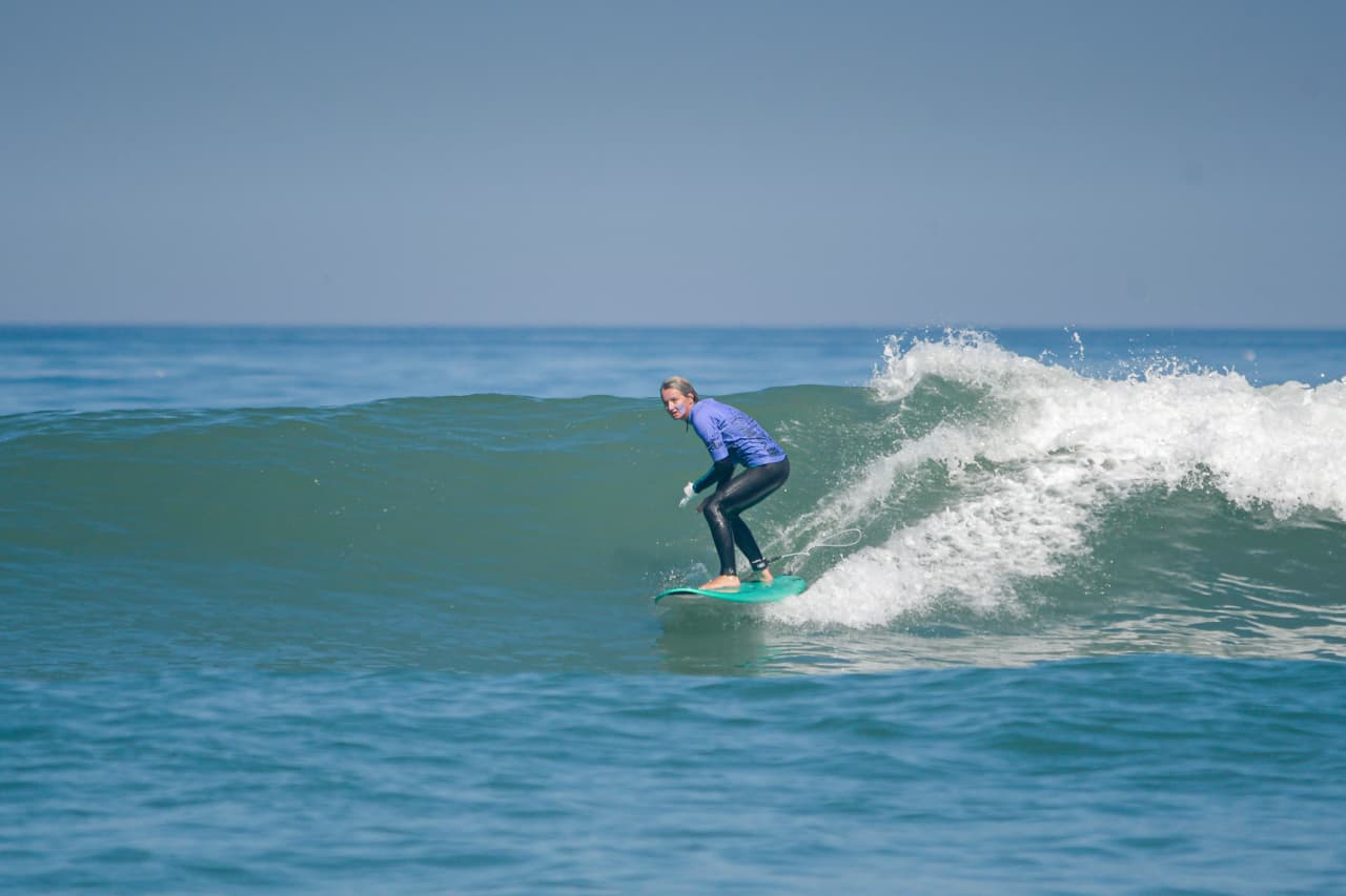 stage-cinq-jours-2 Un jeune surfeur glisse sur une belle vague de Lacanau durant un stage de surf